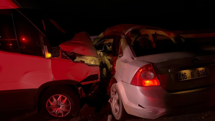 Bursa’da otomobil kamyonet ile çarpıştı