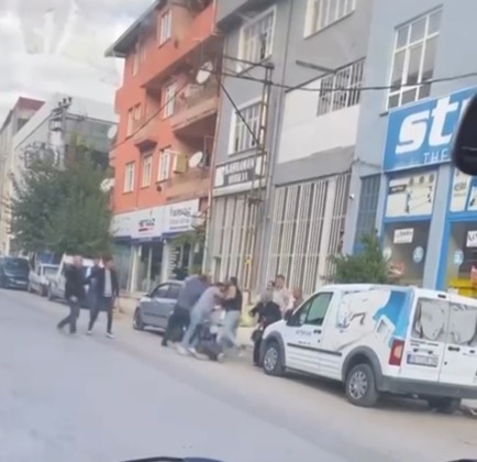 Tekme ve yumruklar havada uçuştu