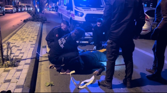 Motosiklet yola atlayan yayaya çarptı