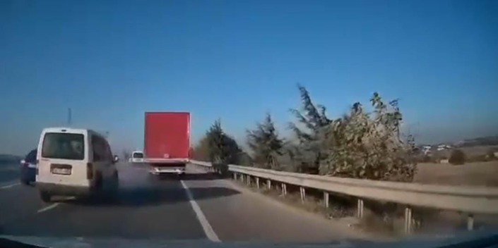 Takip mesafesini korumadı, önünde seyreden araçlara böyle çarptı