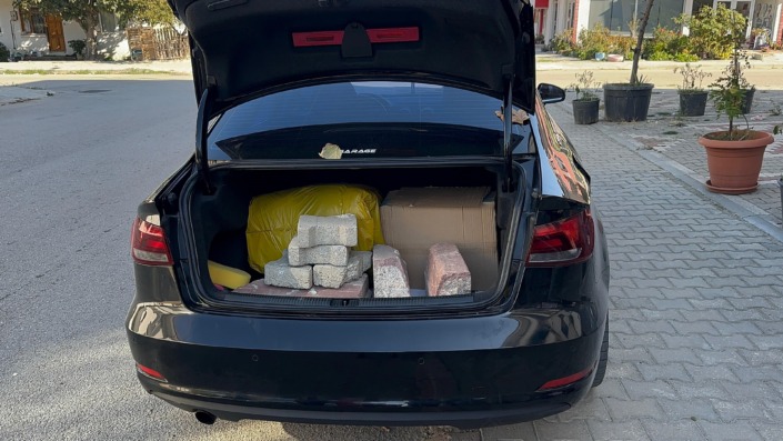 Süspansiyon fiyatını duyunca, çareyi bagajına parke taşı yüklemekte buldu