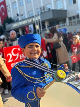 Sadi Etkeser İlkokulu Öğrencileri, 29 Ekim Cumhuriyet Bayramı’nda Coşkuyla Yürüdü