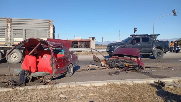 Otomobil ikiye bölündü, 2 kişi yola fırladı