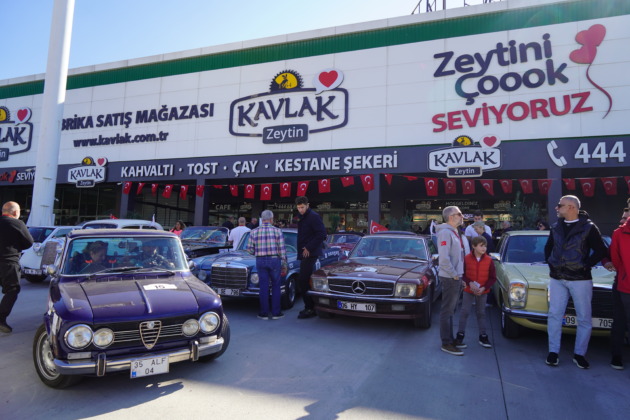 Klasik Otomobiller ve tutkunları Kavlak Zeytin ev sahipliğinde bir araya geldi