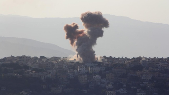 Katil İsrail Lübnan’da konut binasını hedef aldı