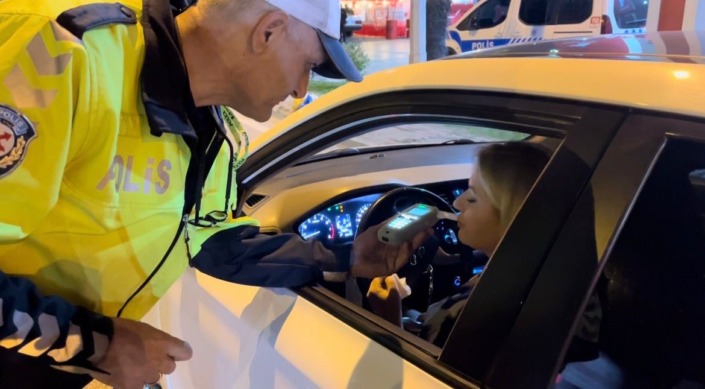 Polis memurunun alkollü sürücü ile imtihanı