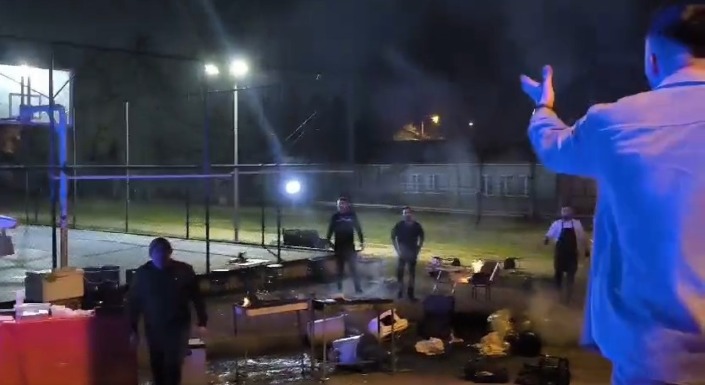 Seyyar balıkçılardan zabıtaya sandalyeli saldırı