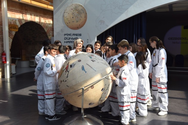 Çocuk Üniversitesi ile Yıldırımlı minikler uzayı keşfediyor