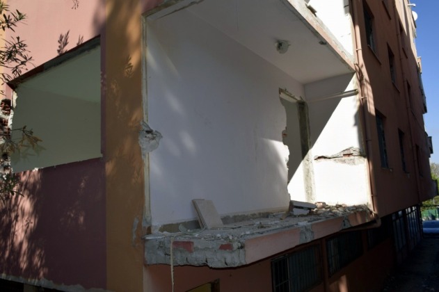 Yıkım kararına rağmen yıkılmayan bina tehlike saçıyor