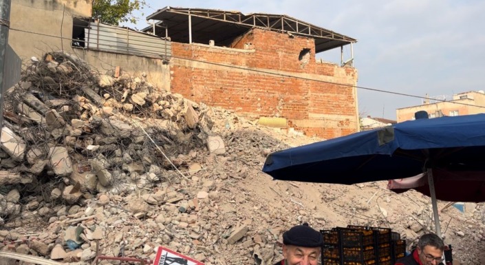 Bursa’da 5 katlı apartman yıkıldı