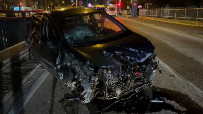 Gizli buzlanma sebebiyle kontrolden çıkan otomobil kaza yaptı