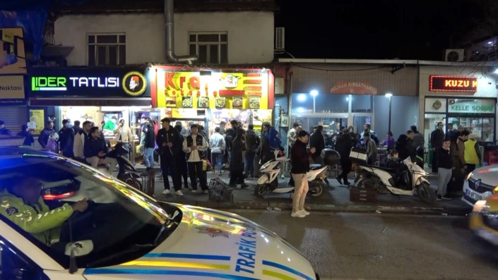 Bursa’da Suriyeliler akşam saatlerinde de kutlamalara devam etti