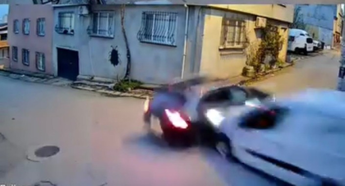 Hız kesmeden ilerleyen otomobiller çarpıştı