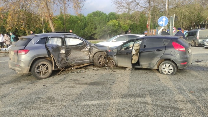 Kadın sürücüler kavşakta çarpıştı
