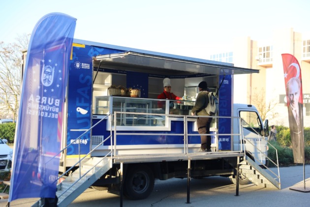 Büyükşehir’den öğrencilere sıcak çorba ikramı