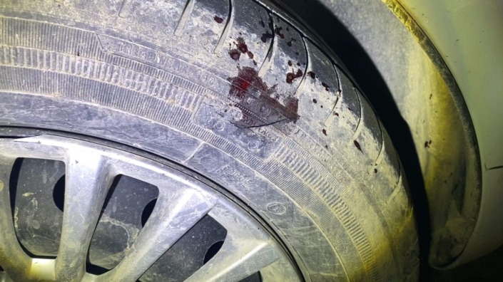 Hem lastikleri hem de kendini kesti!