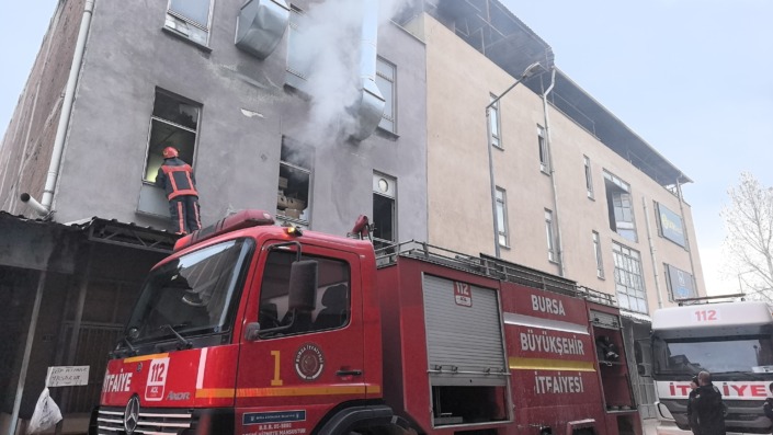 Mobilya imalathanesinde yangın