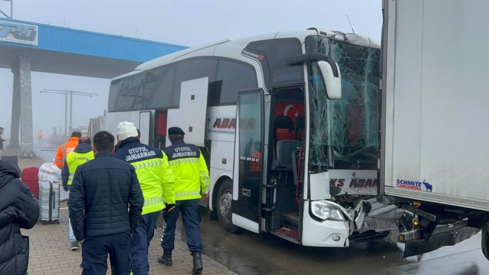 Yolcu otobüsü TIR’a çarptı! Yaralılar var