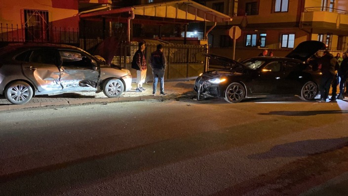 Bursa’da otomobiller çarpıştı: 3 yaralı