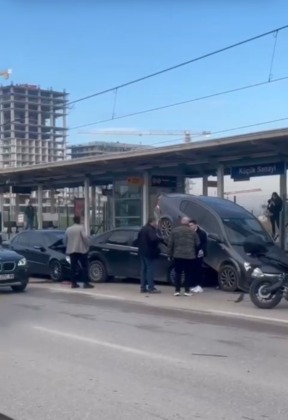 Bursa’da zincirleme kaza! Araçlar birbirinin üzerine çıktı