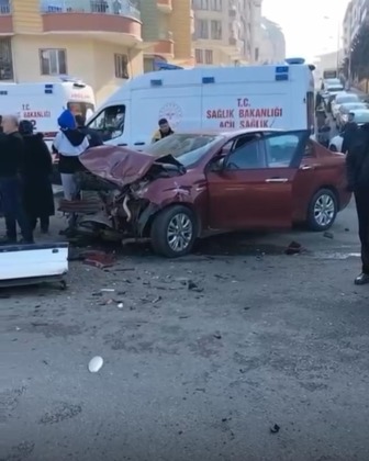 Okul servisi ile otomobil çarpıştı: Yaralılar var!