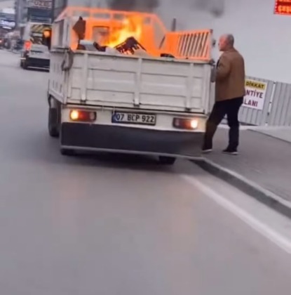 Bursa’da kamyonetin kasasındaki malzemeler tutuştu