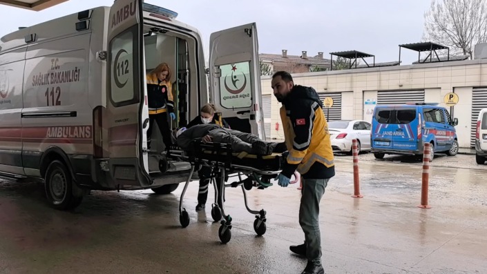 Kamyonun kasasından düşerek yaralandı