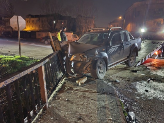 Kafa kafaya çarpıştılar: 3 yaralı