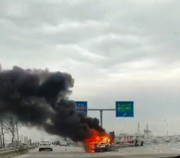 Bursa’da bariyerlere çarpan araç alev aldı