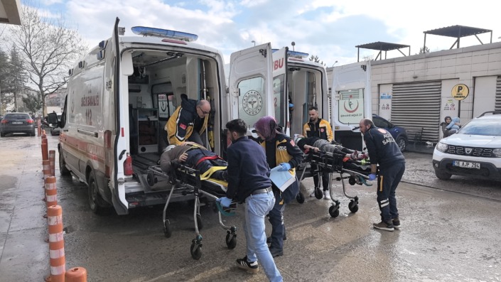 Bursa’da motosiklet otomobille çarpıştı: 2 yaralı