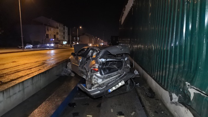 Bursa’da bıçaklı kavga sonrası kaçarken kaza yaptılar!