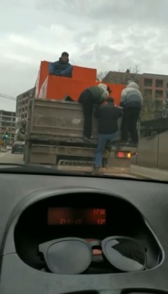 Bursa’da gençlerin tehlikeli yolculuğu!