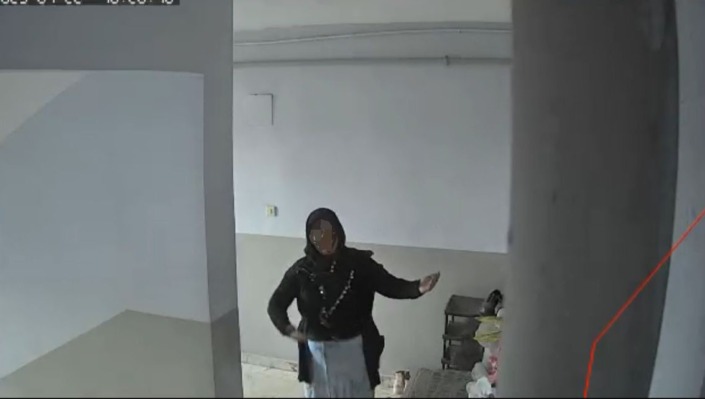 Bursa’da ilginç anlar: Zillere bastı, kamerayı görünce göbek attı