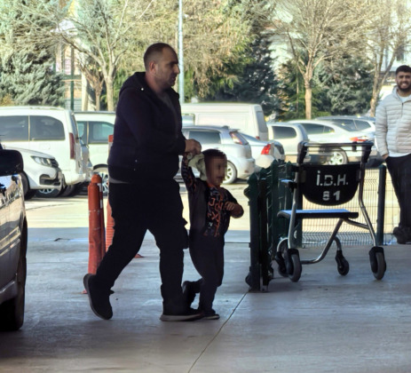 Bursa’da demir kapıya elini sıkıştıran çocuğun parmağı koptu!