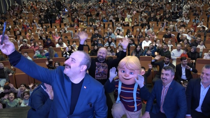 Bursa Milletvekili Varank’tan çocuklara karne hediyesi