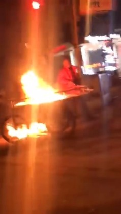 Ekmek teknesini ateşe verip başında oturdu