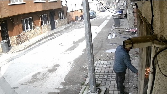 Saatlerdir direniyor, kundaklama görüntüleri ortaya çıktı