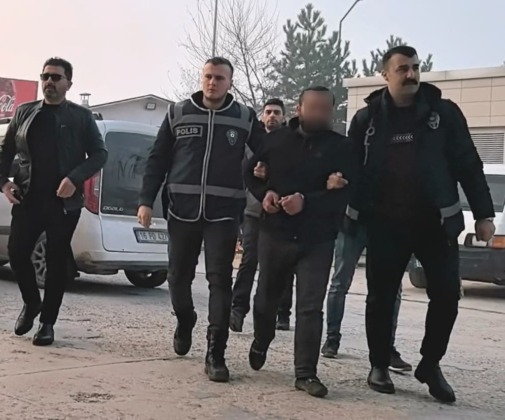 Kundakladığı evde 24 saat direnen şüpheli adliyeye sevk edildi