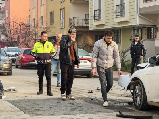 Kaza yaptı, aracında hasar olduğunu görünce gözyaşlarına boğuldu