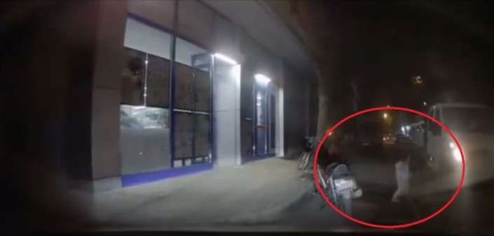 Küçük çocuk otomobilin altında kalmaktan son anda kurtuldu