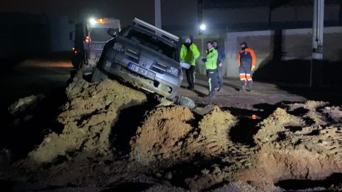 Kaza yaptı, spikerliğe soyundu!