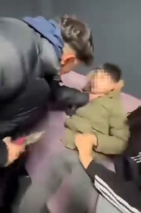 Engelli küçük çocuğa işkence!