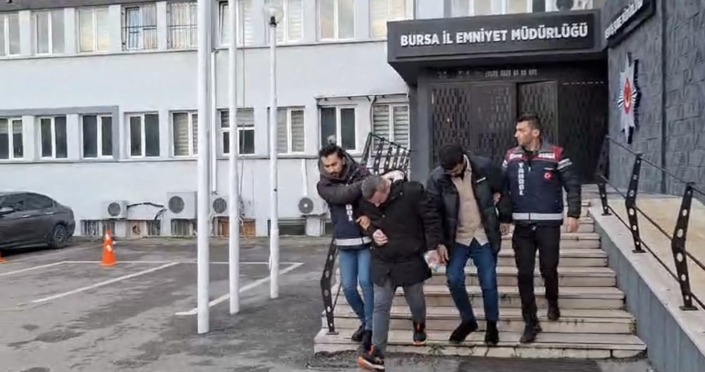 Yaşlı kadını oğlu gibi konuşarak dolandırdılar