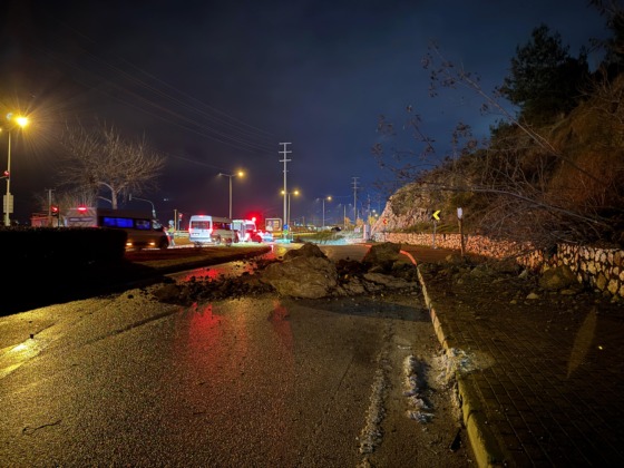 Bursa’da yamaçtan kopan kaya parçaları yola düştü!
