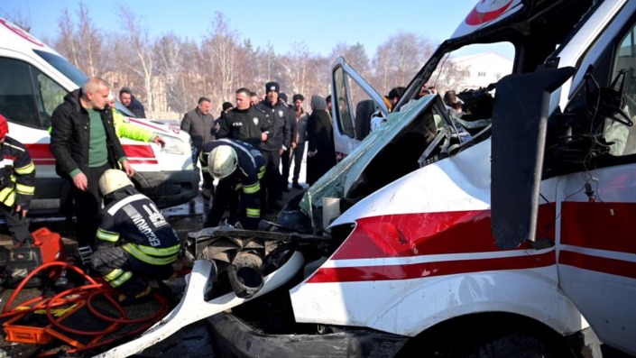 2 ambulans kaza yaptı! Yaralılar var