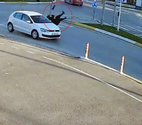 5 dakika arayla iki otomobil çarptı!