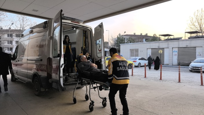 Bursa’da kerestelerin üzerinden düşen işçi ağır yaralandı