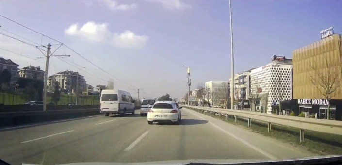 Bursa&#8217;da trafiği tehlikeye atan sürücü kameraya yansıdı