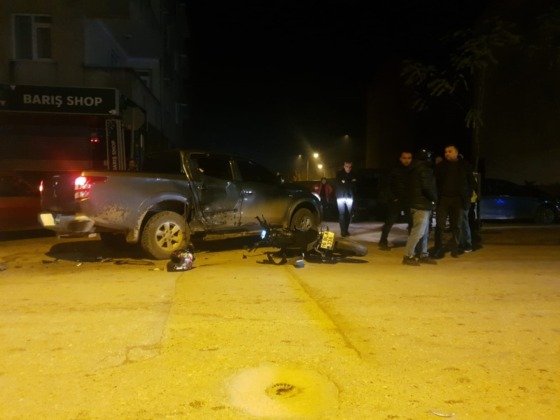 Kamyonet ile motosiklet çarpıştı! 1 kişi yaralandı