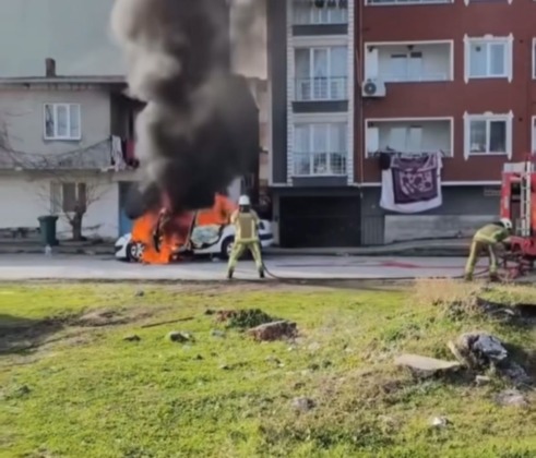 Park halindeki araç alev alev yandı